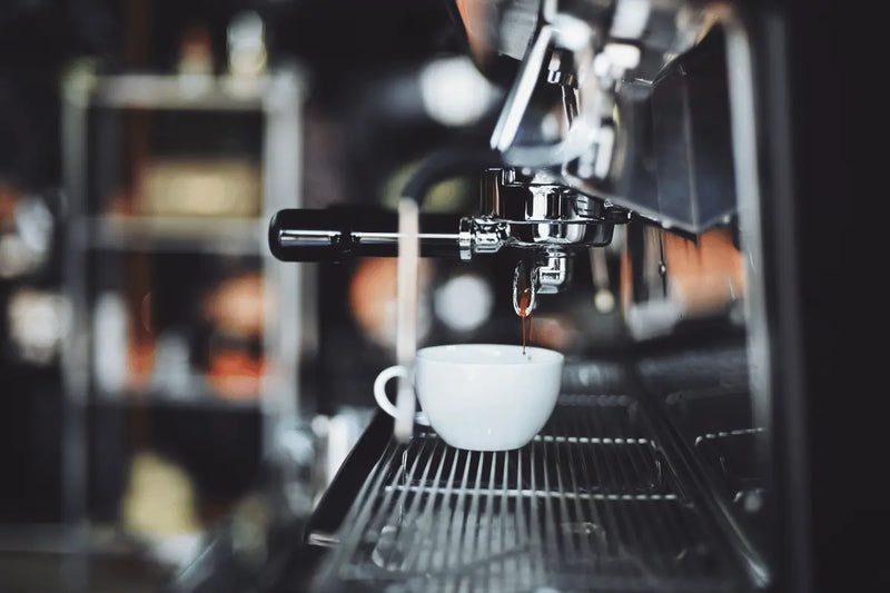 Kaffeemaschine entkalken: Warum Münchner Wasser besonders fordert