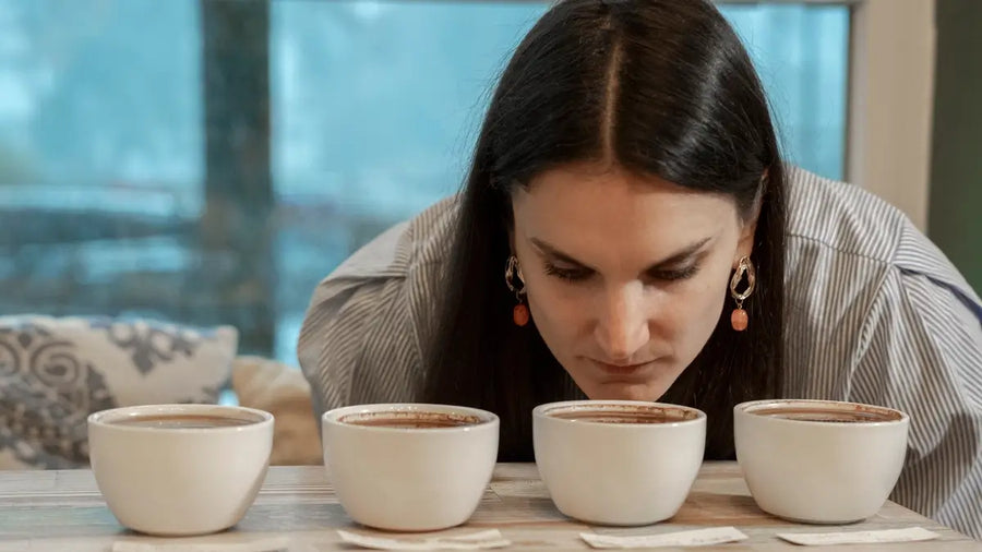 Jovana beim Cupping in der Nine Fine Rösterei